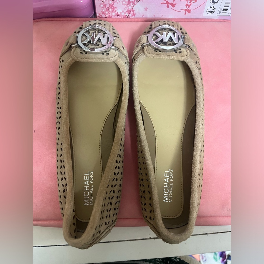 Micheal Kors Flats
Size 5
Worn twice
Box not included
Offers are welcomed